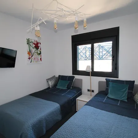 Sunset Waves The View בנידורם